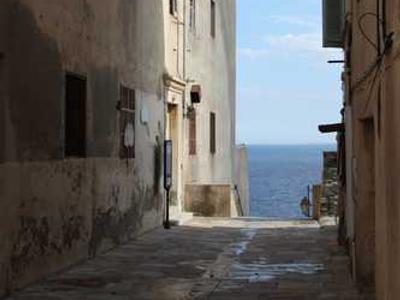 Editorial Content for Lightbreakers