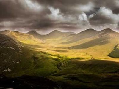 Editorial Content for Silent Bones: A Karen Pirie Novel